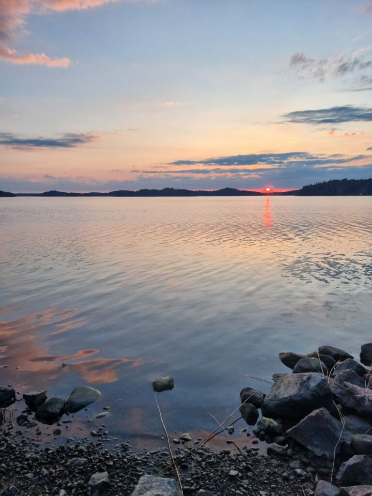 Näkymä vesistöön ja auringonlasku.