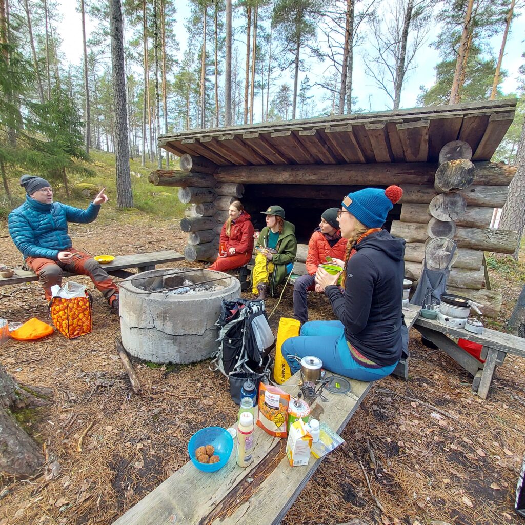 Ruokailua laavulla.