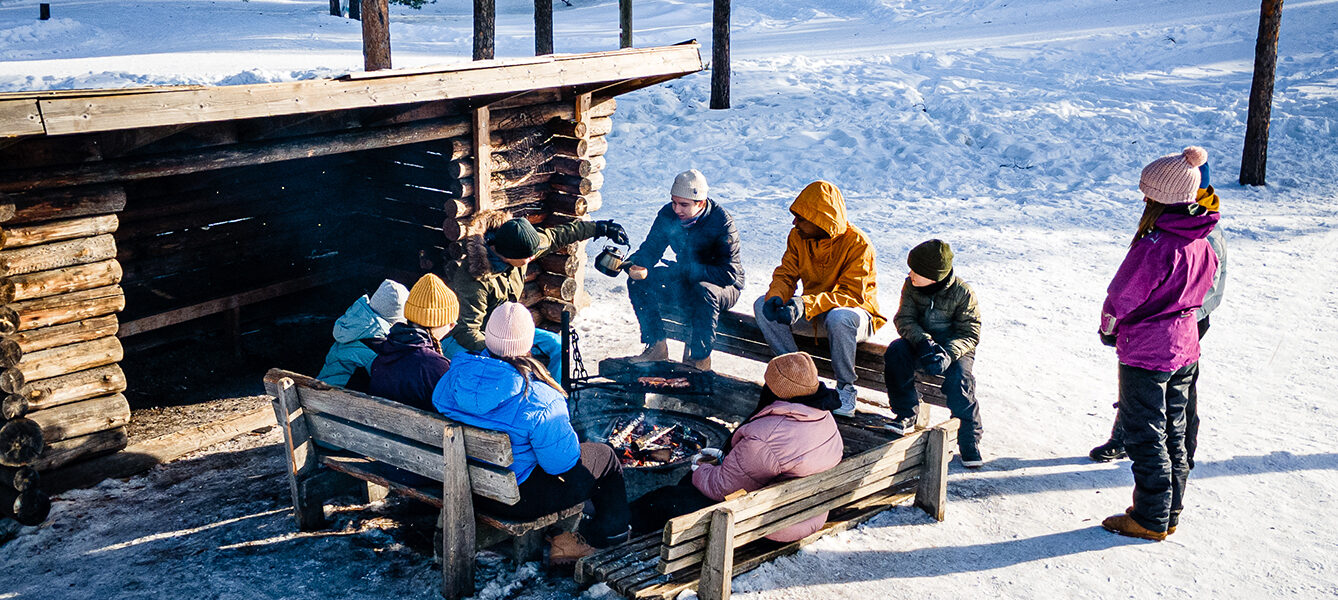 Lapsia ja nuoria luokkaretkellä talvella laavulla.